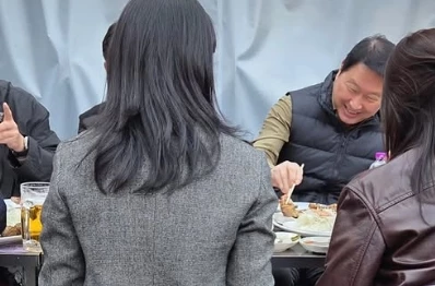 최 회장이 21일 서울 중구 을지로 일대에서 직원들과 회식하며 이야기를 나누고 있다. / 인스타그램 갈무리