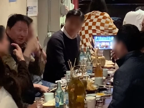 최 회장이 21일 서울 중구 을지로 일대에서 직원들과 회식하며 이야기를 나누고 있다. / 인스타그램 갈무리