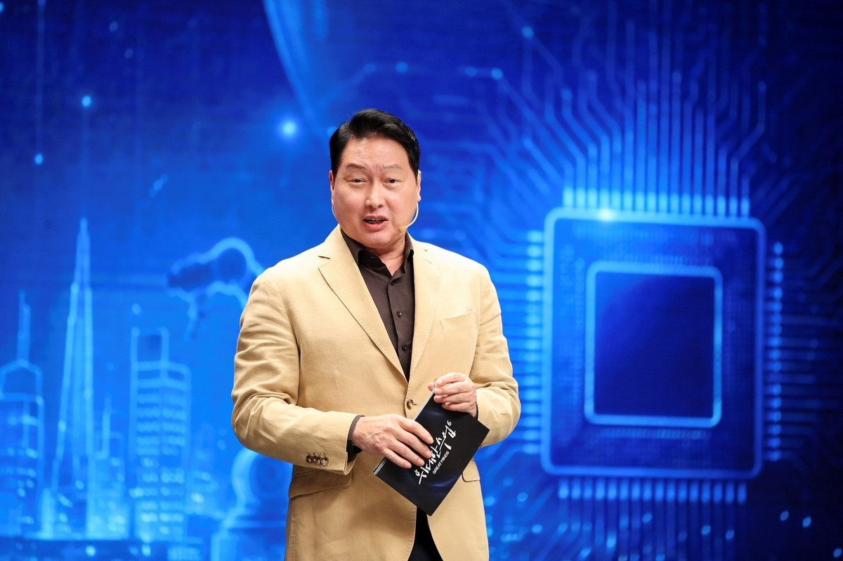 EBS '위대한 수업, 그레이트 마인즈'에서 최 회장이 청년들을 대상으로 강연하고 있다. / EBS
