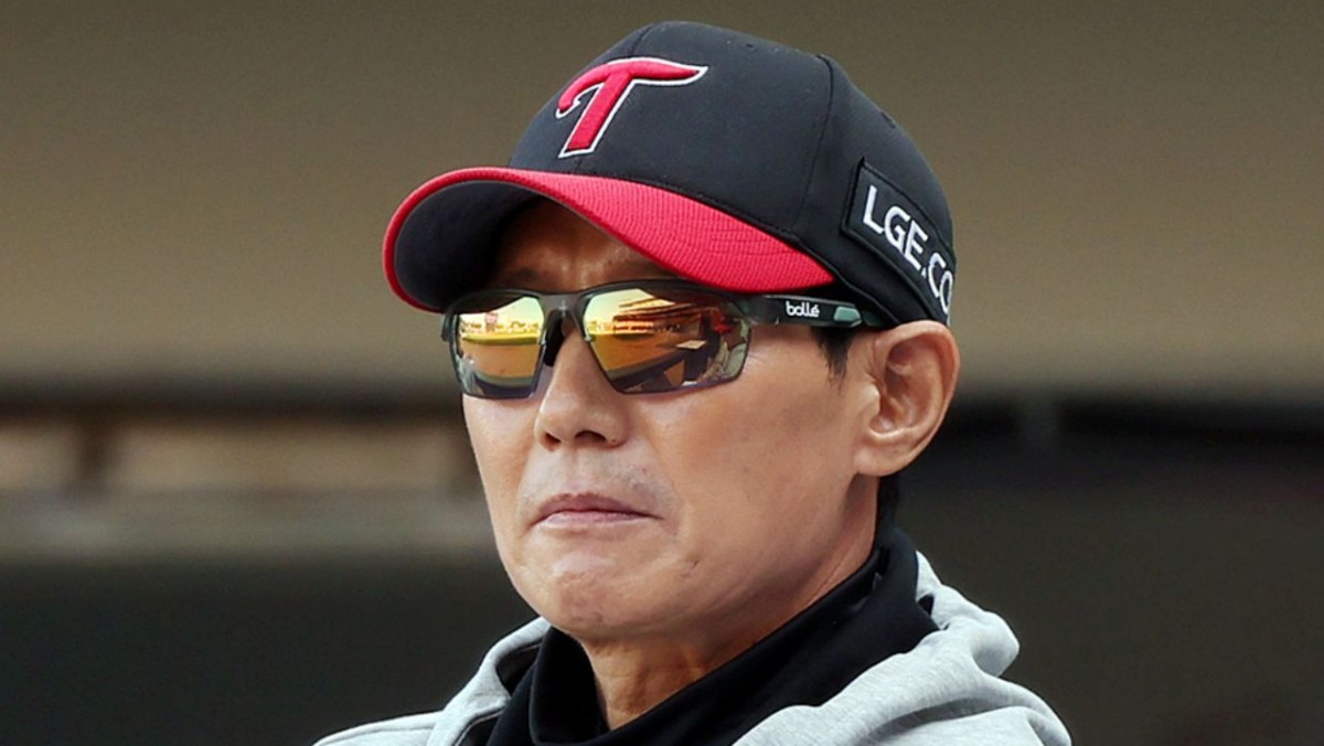 지난 17일 오후 전남광주 기아챔피언스필드에서 열린 프로야구 2026 신한 SOL KBO 포스트시즌 준플레이오프 1차전 LG 트윈스와 KIA 타이거즈의 경기, LG 염경엽 감독이 경기를 지켜보고 있다. / 뉴스1