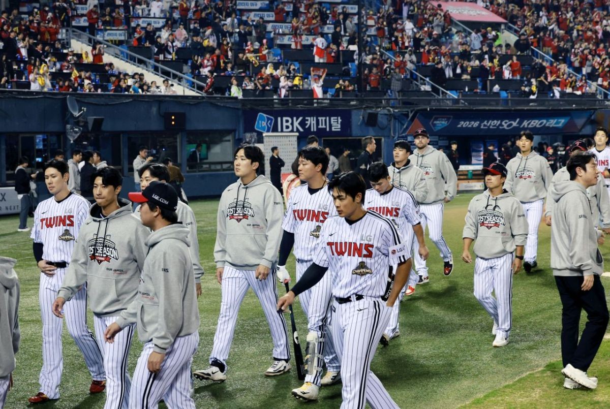지난 20일 오후 서울 송파구 잠실야구장에서 열린 프로야구 2026 신한 SOL KBO 포스트시즌 준플레이오프 3차전 KIA 타이거즈와 LG 트윈스의 경기 13대1로 패배한 LG 선수들이 아쉬운 표정을 보이고 있다. / 뉴스1