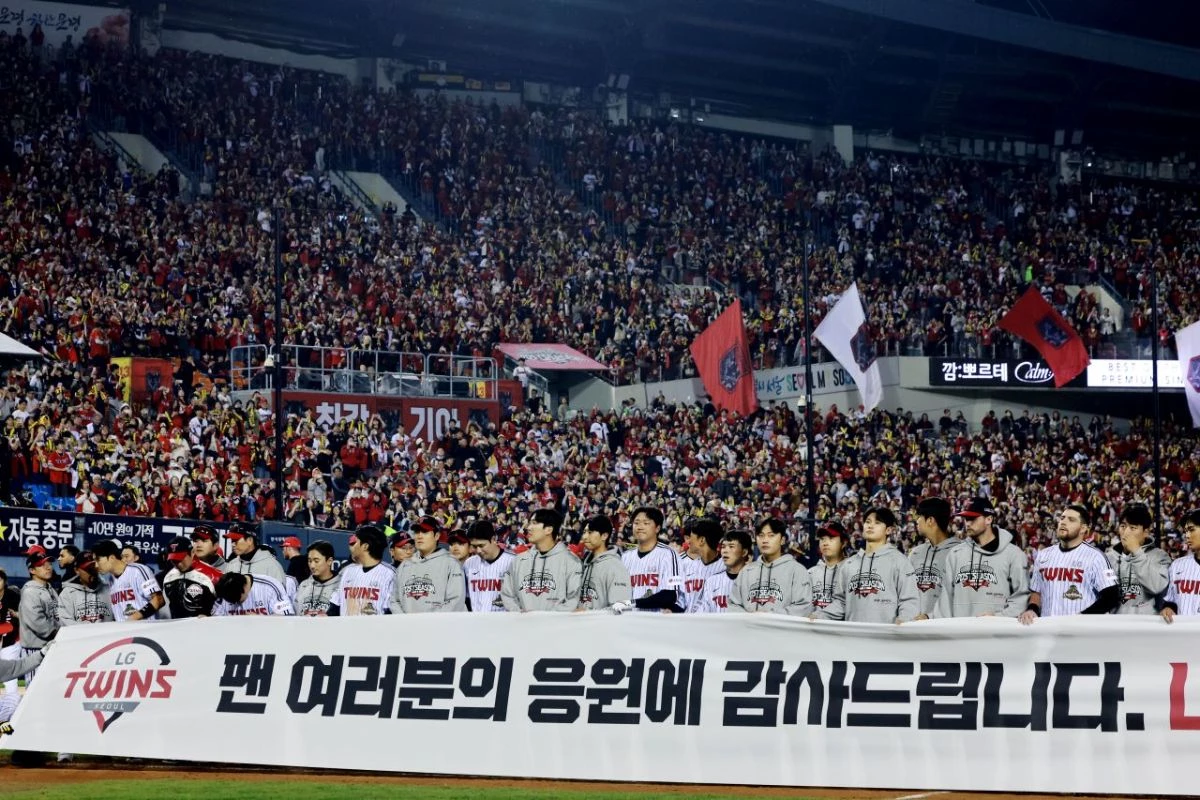 지난 20일 오후 서울 송파구 잠실야구장에서 열린 프로야구 2026 신한 SOL KBO 포스트시즌 준플레이오프 3차전 KIA 타이거즈와 LG 트윈스의 경기 13대1로 패배한 LG 선수들이 아쉬운 표정을 보이고 있다. / 뉴스1