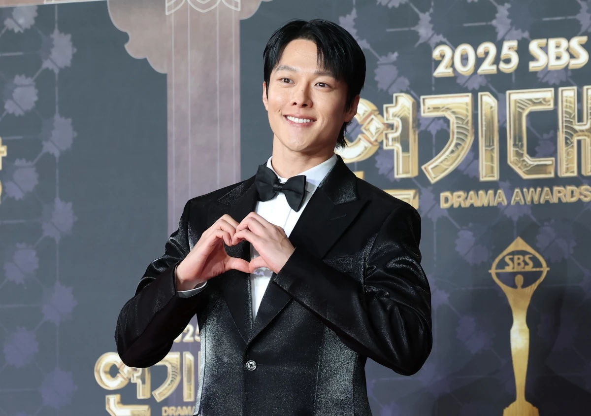 배우 장기용이 지난해 서울 마포구 SBS프리즘타워에서 열린 ‘2025 SBS 연기대상’ 레드카펫 행사에 참석해 포즈를 취하고 있다. / 뉴스1