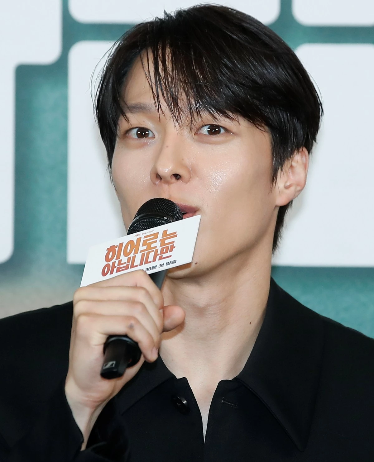 배우 장기용이 2024년 서울 마포구 스탠포드호텔코리아에서 열린 JTBC 새 주말극 '히어로는 아닙니다만' 제작발표회에서 인사말을 하고 있다. / 뉴스1