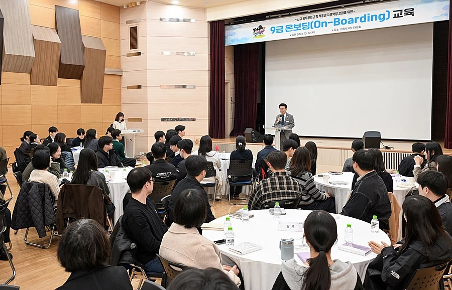 김원기 의정부시장이 10월 22일 시청 태조홀에서 열린 신규 9급 공무원 대상 온보딩 교육에서 신규 공직자들에게 격려의 말을 전하고 있다