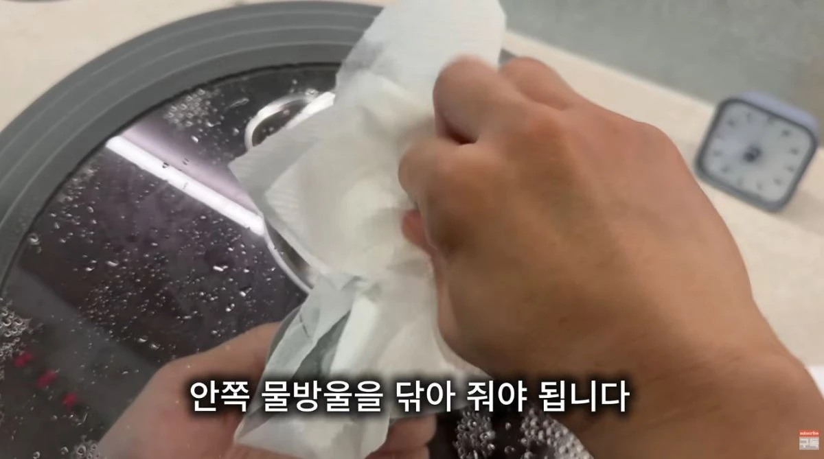 뚜껑 안 쪽에 맺힌 물방울이 냄비 안으로 들어가지 않게 닦아내는 모습. / 유튜브 '아빠는 된장공장공장장'