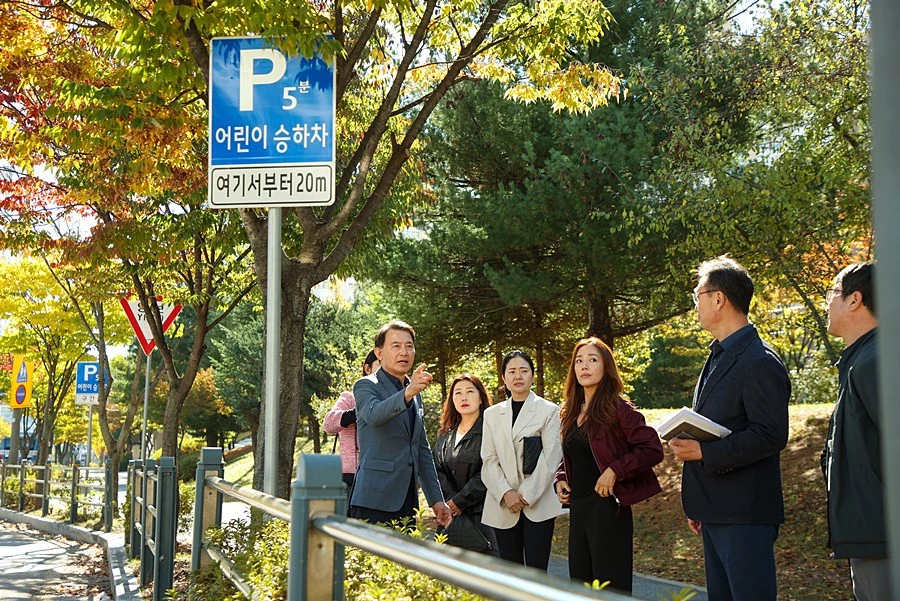 등교시간대 교통안전 문제를 살피기 위해 한별초등학교 인근 어린이 승하차 구역을 찾은 최현덕 남양주시장이 관계자들과 현장 상황을 확인하고 있다
