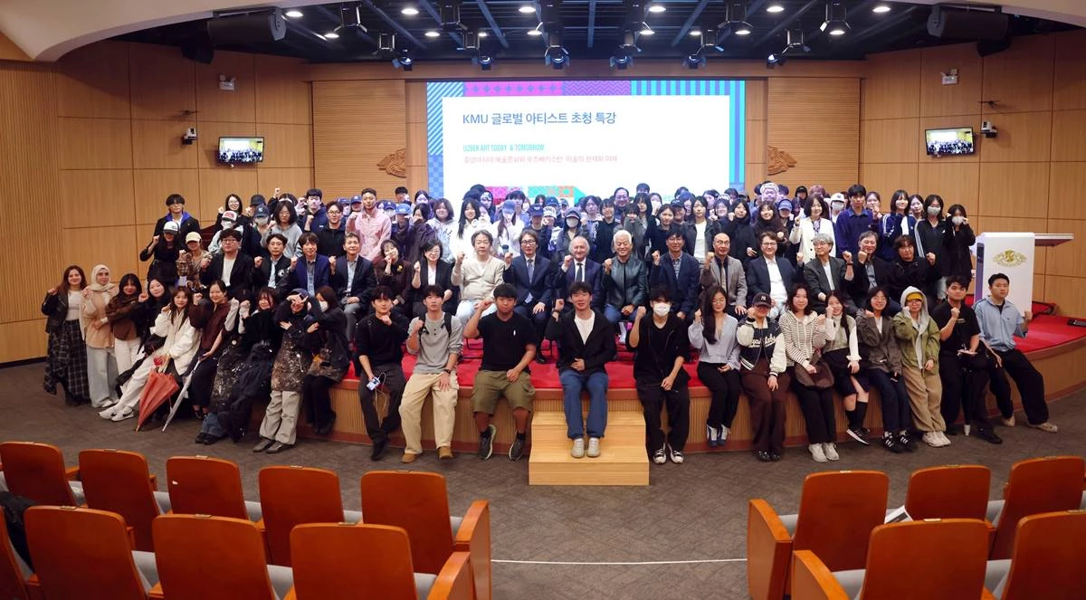 아크말 누리디노프 우즈베키스탄 국립예술학술원 회장과 계명대 미술대학 교수 및 학생들이 기념촬영을 하고 있다.  / 걔명대학교