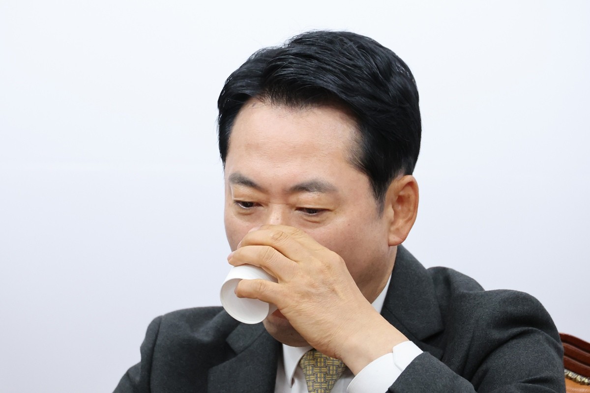 장동혁 국민의힘 대표가 22일 서울 여의도 국회에서 열린 최고위원회의에서 목을 축이고 있다. 기사 이해를 돕기 위한 자료 사진 / 뉴스1