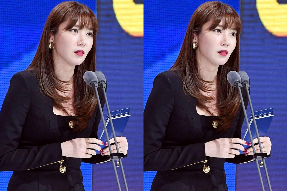 가수 겸 배우 손담비가 서울 송파구 올림픽공원 체조경기장에서 열린 제30회 하이원 서울가요대상에 참석해 수상자를 발표하고 있다. (스포츠서울 제공) 2021.1.31. / 뉴스1
