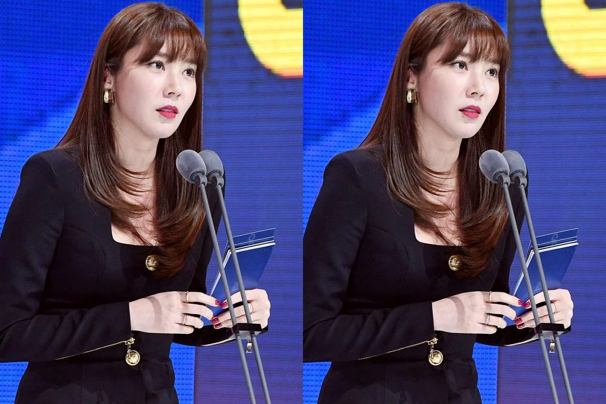 가수 겸 배우 손담비가 서울 송파구 올림픽공원 체조경기장에서 열린 제30회 하이원 서울가요대상에 참석해 수상자를 발표하고 있다. (스포츠서울 제공) 2021.1.31. / 뉴스1