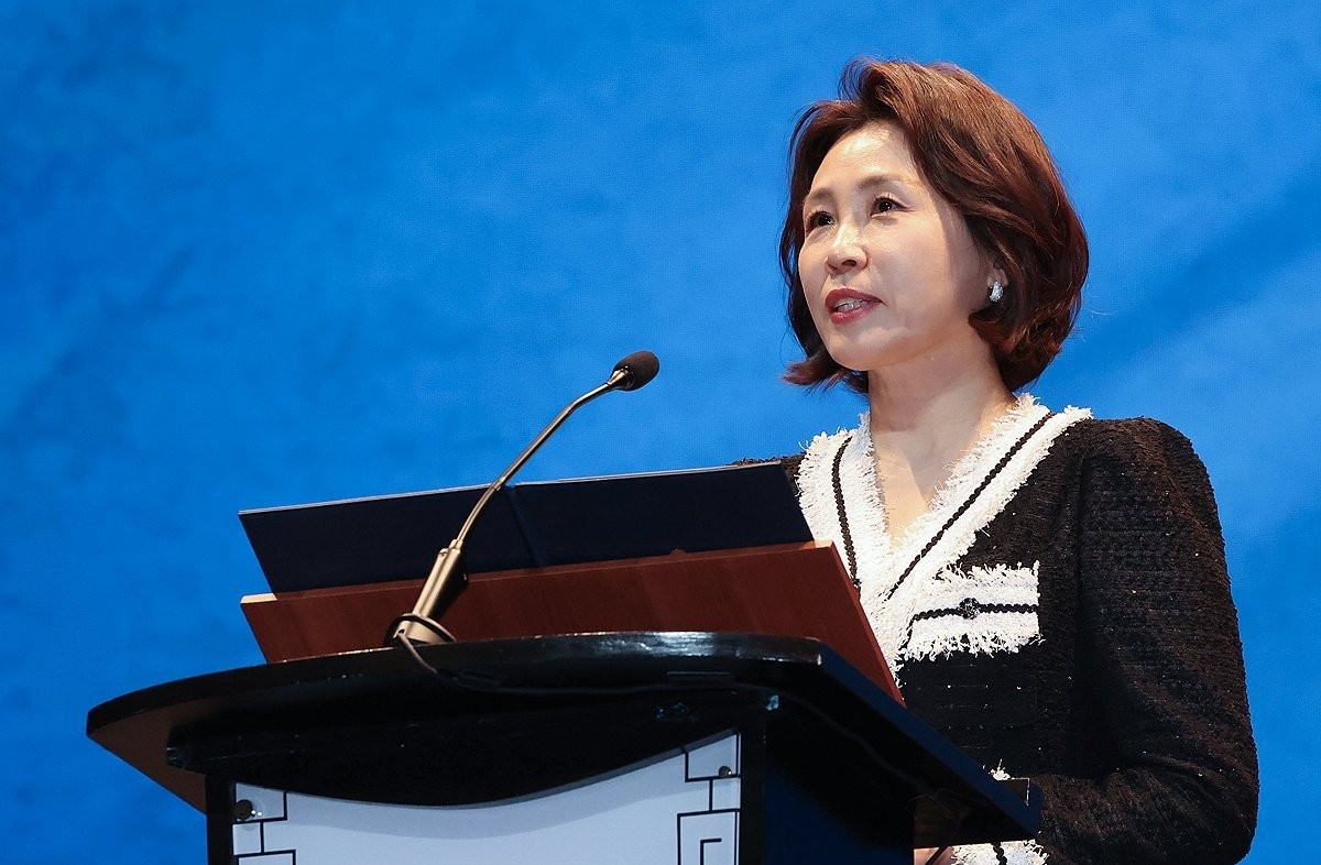 이재명 대통령과 필리핀을 국빈 방문한 김혜경 여사가 지난 3월 4일 마닐라 메트로폴리탄 극장에서 열린 '모두의 케이팝' 행사에서 인사말을 하고 있다. / 연합뉴스