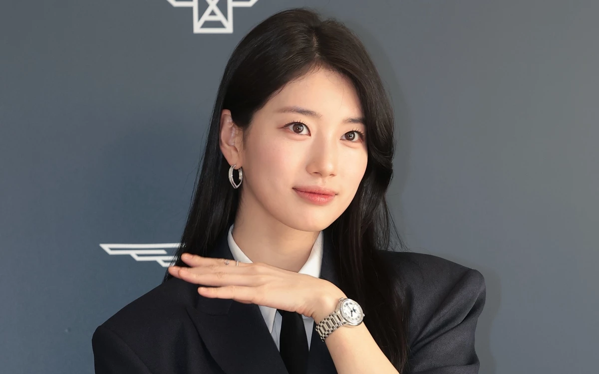 배우 수지가 지난 3월 서울 강남구 웨스틴 파르나스에서 열린 스위스 워치 브랜드 론진 2026 신제품 프레젠테이션에 참석해 포즈를 취하고 있다. / 뉴스1