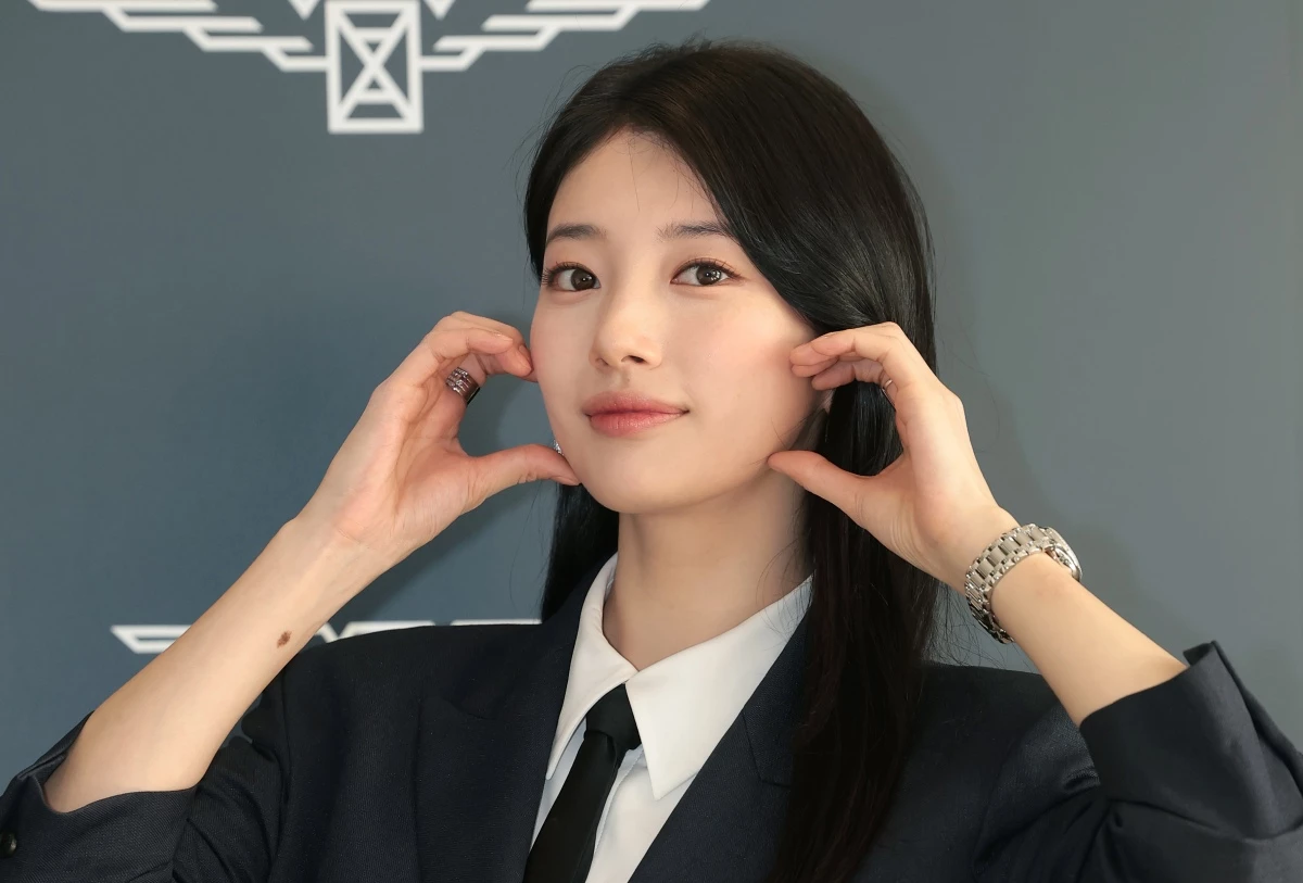 배우 수지가 지난 3월 서울 강남구 웨스틴 파르나스에서 열린 스위스 워치 브랜드 론진 2026 신제품 프레젠테이션에 참석해 포즈를 취하고 있다. / 뉴스1