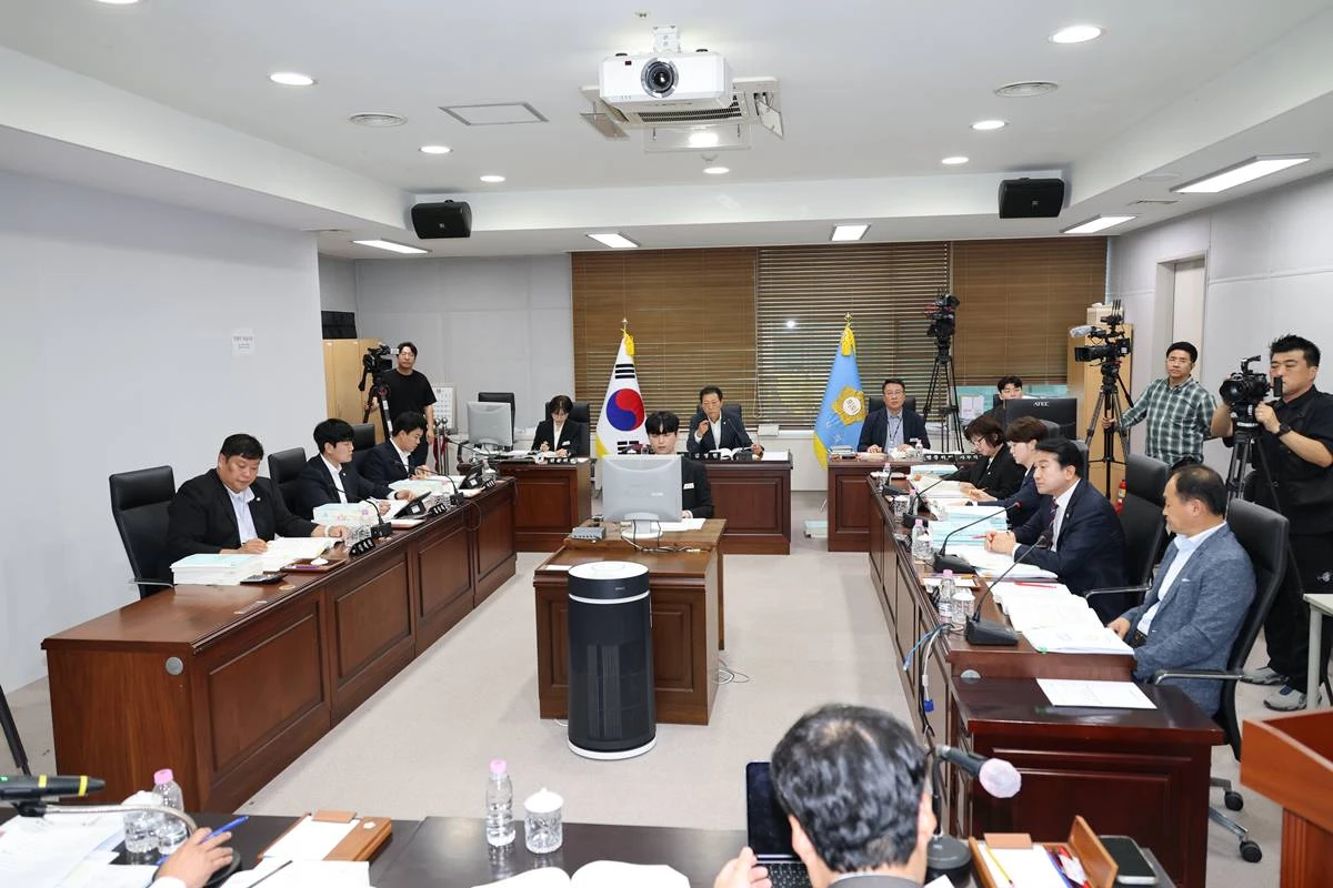 자치행정위원회 행정사무감사 모습/포항시의회