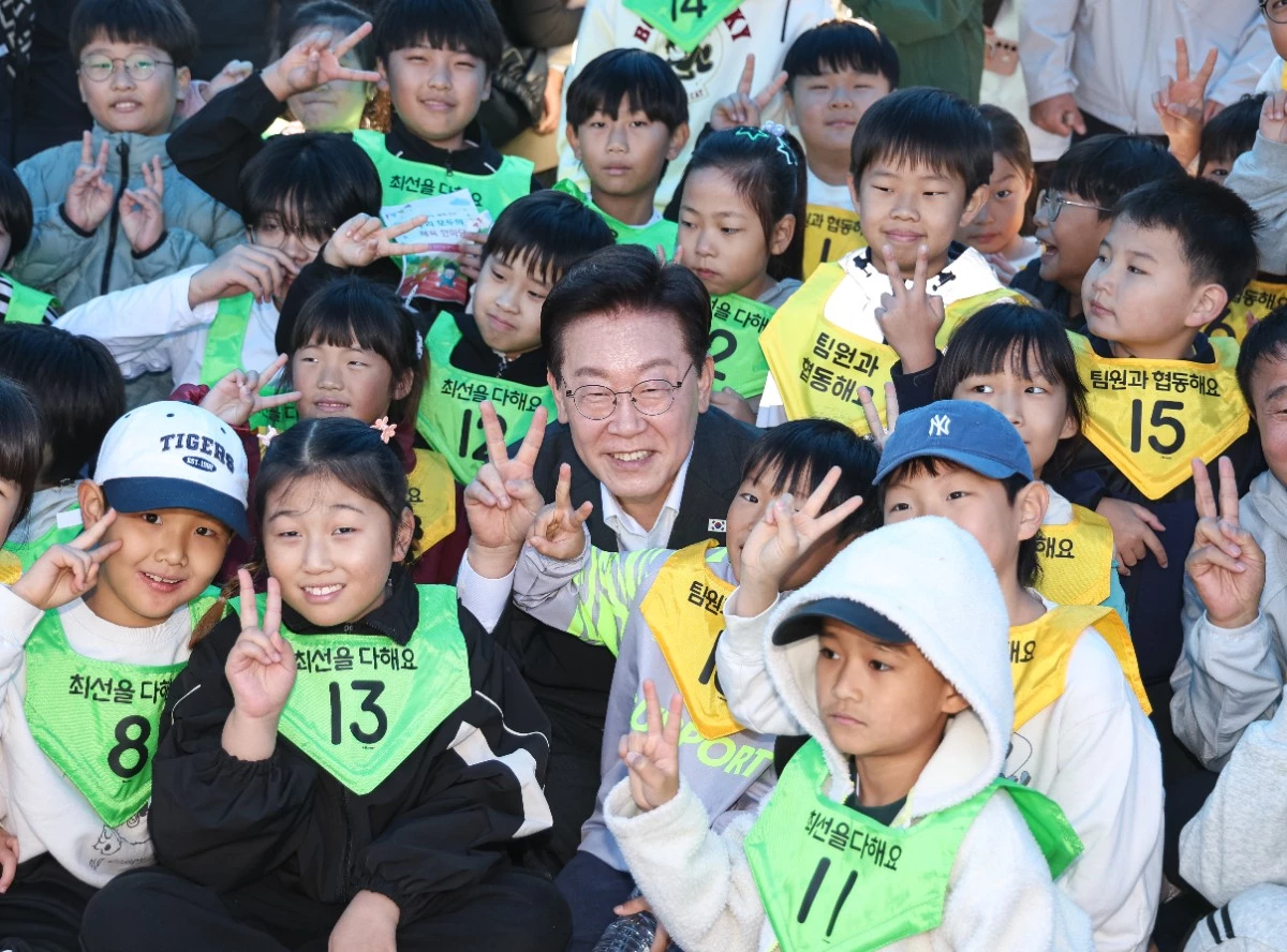 초등학생들과 기념촬영 나선 이재명 대통령 / 뉴스1