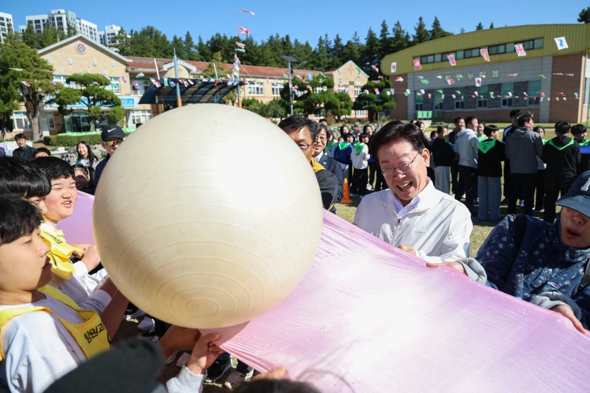 이재명 대통령이 22일 전북 익산 왕궁초등학교에서 열린 가을 행복학교 체육한마당에서 어린이들과 함께 짐볼 이동하기 게임을 하고 있다. / 뉴스1