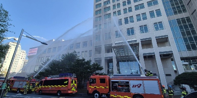 대전시는 22일 오후 2시 시청사에서 둔산소방서와 합동으로 고층 건물 화재 대응을 위한 합동훈련을 진행했다./사진=대전시