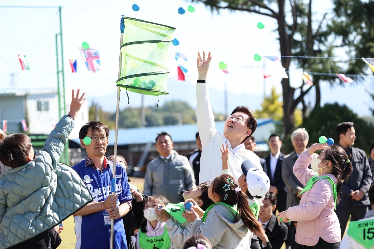 초등학교 운동회에 참석해 볼풀공 채우기 하는 이재명 대통령 / 뉴스1