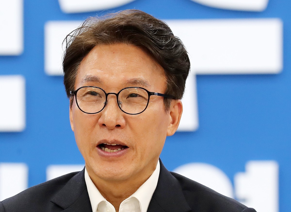 김민석 더불어민주당 대표가 부산 동구 더불어민주당 부산시당에서 열린 부산지역 기초단체장 간담회에서 발언하고 있다. 기사 이해를 돕기 위한 자료 사진. 22일 발표된 리얼미터 조사 결과에 따르면 김 대표 직무수행에 대해 '잘못하고 있다'라는 부정 평가는 67.6%로 집계됐다. 반면 '잘하고 있다'라는 긍정 평가는 25.6%에 그쳐 부정 평가가 긍정 평가보다 42.0%포인트(p) 높았다. / 뉴스1