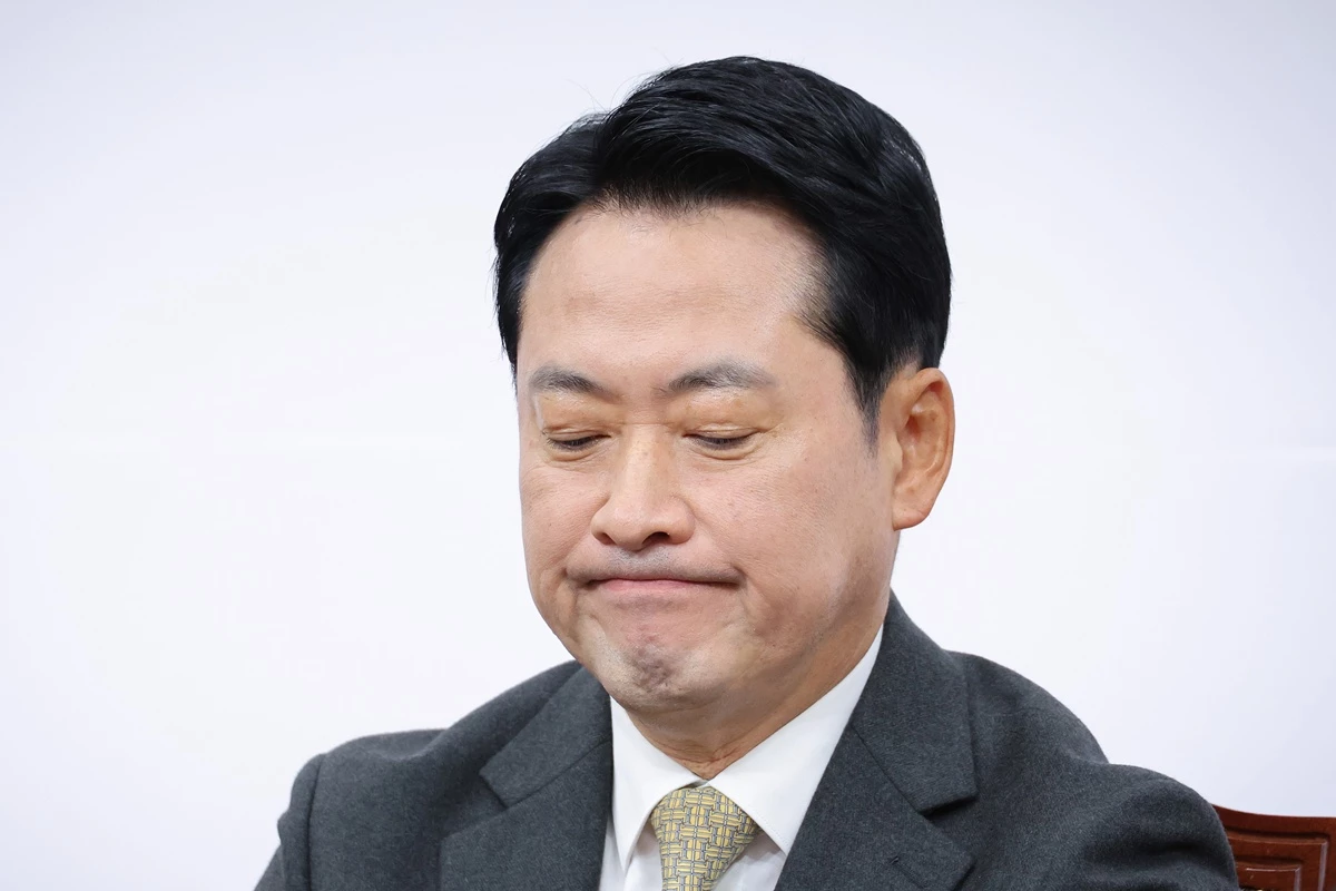 장동혁 국민의힘 대표가 서울 여의도 국회에서 열린 최고위원회의에서 생각에 잠겨 있다. 기사 이해를 돕기 위한 자료 사진. 22일 발표된 리얼미터 조사 결과에 따르면 장 대표 직무수행에 대한 긍정 평가는 33.6%로 김 대표보다 8.0%포인트(p) 높았다. 그러나 '잘못하고 있다'라는 부정 평가도 59.5%로 긍정 평가보다 25.9%포인트(p) 높게 나타났다. / 뉴스1