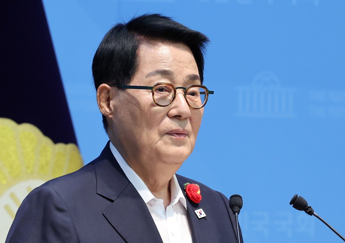 박지원 더불어민주당 의원. 기사 이해를 돕기 위한 자료 사진. 박 의원은 이재명 대통령의 잦은 SNS 활동과 관련해 '잠 좀 주무시는 것이 좋다'라고 조언했다. 박 의원은 22일 BBS 라디오 '정혜승의 아침저널' 인터뷰에서 진행자가 이 대통령의 잦은 SNS 활동을 거론하며 주변에서 잠을 좀 주무셨으면 좋겠다는 말이 나온다고 하자 '저도 잠 좀 주무시는 것이 좋다고 본다'라며 '대통령은 좀 휴식이 필요하다'라고 말했다. / 뉴스1