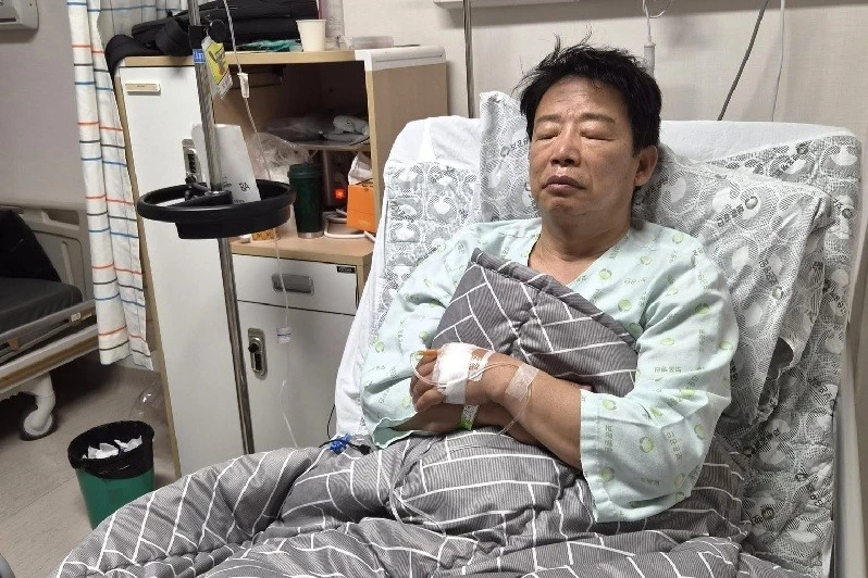 대덕구의회 원 구성 파행에 항의하며 단식에 나섰다가 건강 악화로 대전보훈병원에 입원한 김찬술 대덕구청장이 자신의 페이스북에 공개한 입원 치료 모습. (사진=김찬술 대덕구청장 페이스북)