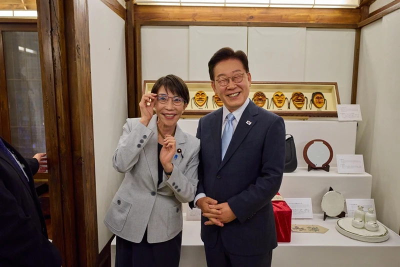 선물 받은 안경테 착용한 이재명 대통령 / 뉴스1