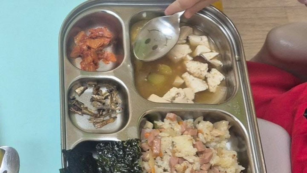 “두 돌도 안된 아기 밥 맞나”…어린이집 급식 사진에 학부모들 '발칵' 뒤집힌 이유
