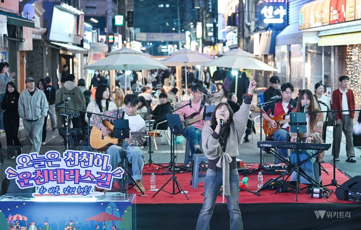 전남광주통합특별시 서구(구청장 김이강)는 21일 상무2동 운천테라스길 일원에서 자동차 중심의 골목을 주민과 방문객이 함께 걷고 즐기는 공간으로 조성하고, 지역 상권에 활력을 불어넣기 위한 ‘차 비움, 감성 채움! 오늘은 천천히, 운천테라스길’을 개최했다./ 전남광주통합특별시 서구