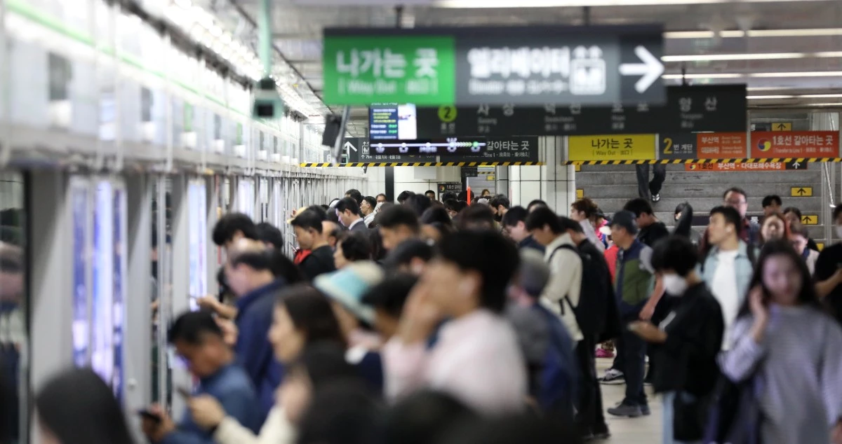 부산 부산진구 도시철도 환승역인 서면역이 출근길 시민들로 붐비고 있다 / 뉴스1