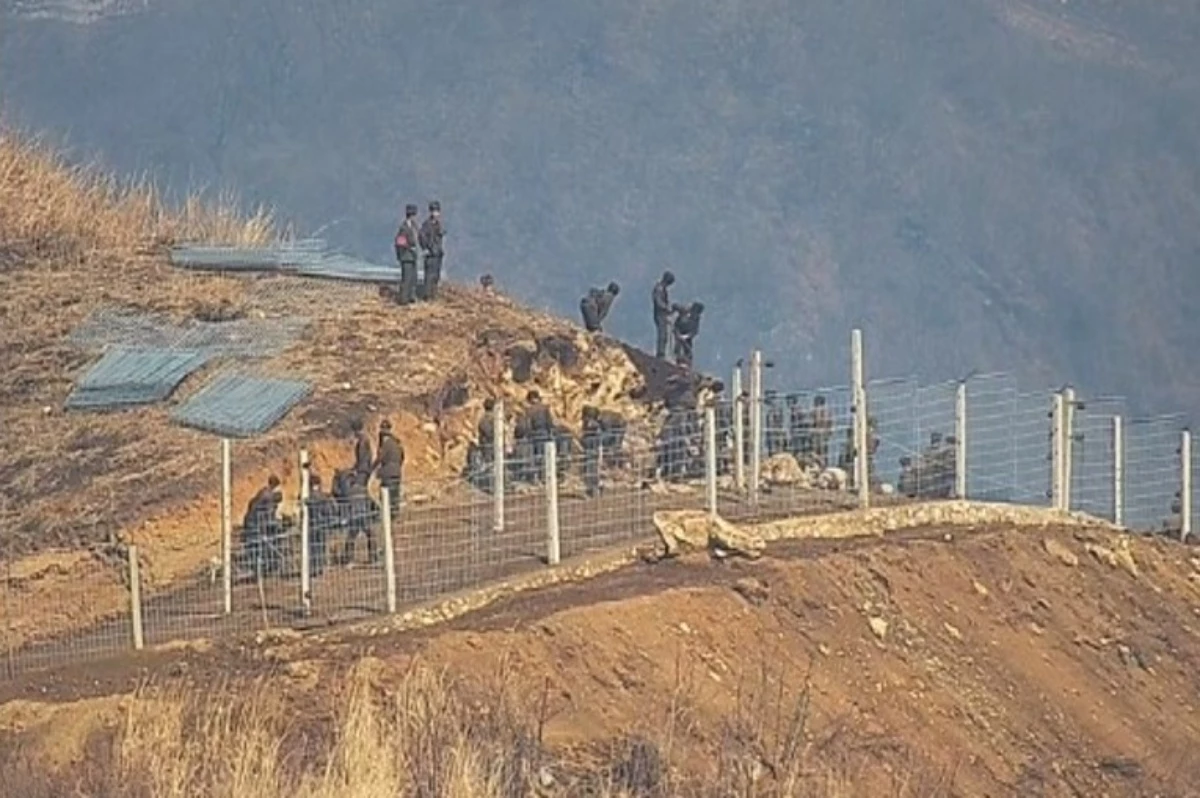 지난해 3월 27일 합동참모본부가 공개한 북한군의 동부전선 굴토 및 채석 작업 모습. / 뉴스1, 합참 제공