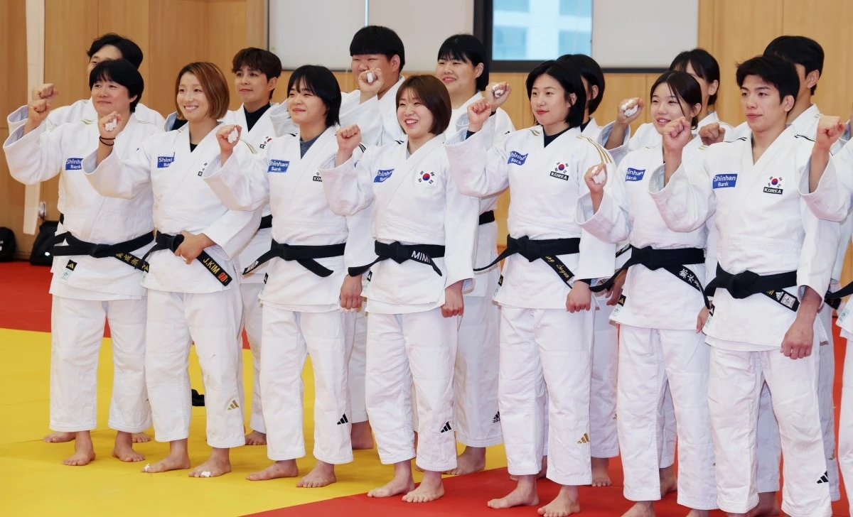 유도 국가대표팀 허미미, 김지수 등 선수들이가 지난달 충북 진천선수촌에서 열린 2026 아이치-나고야 아시아경기대회 미디어데이에서 공개 훈련에 앞서 기념촬영을 하고 있다. / 뉴스1
