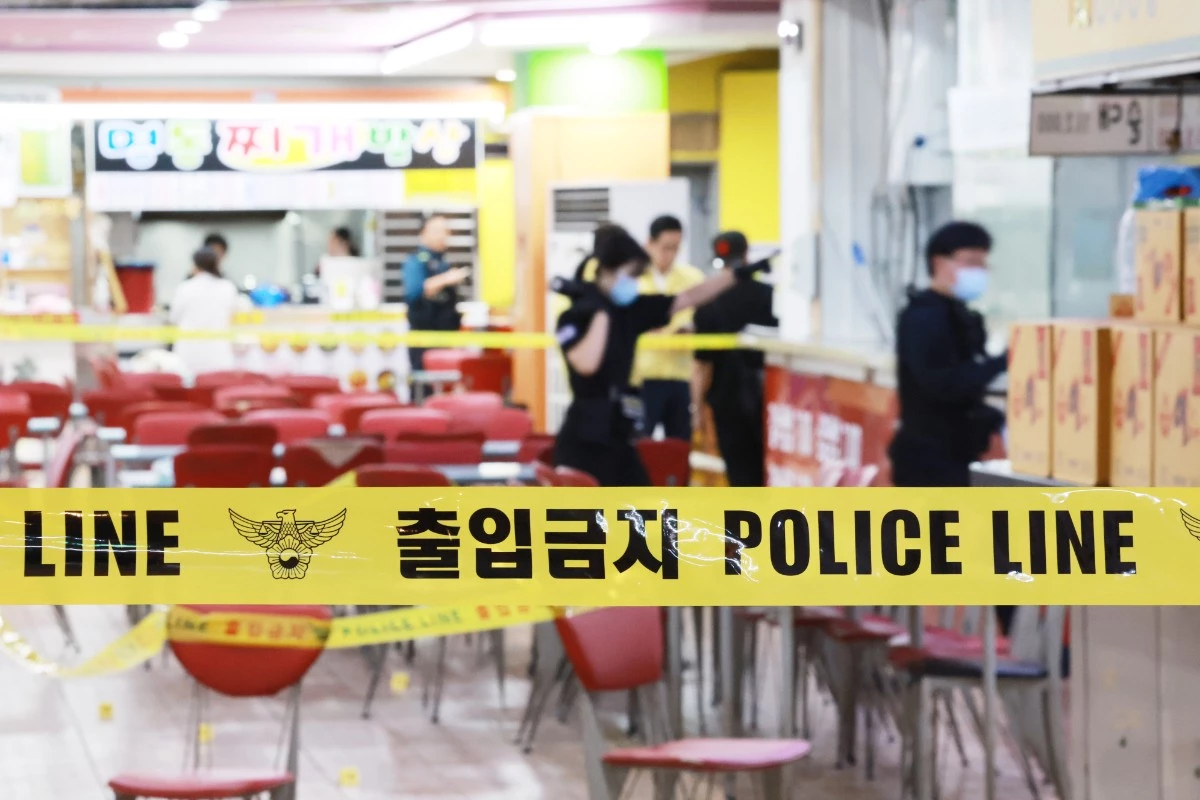 지난 13일 인천 남동구 구월동의 한 대형 상업시설에서 흉기 난동 사건이 발생한 가운데 경찰과 소방당국이 현장을 수습하고 있다. / 뉴스1