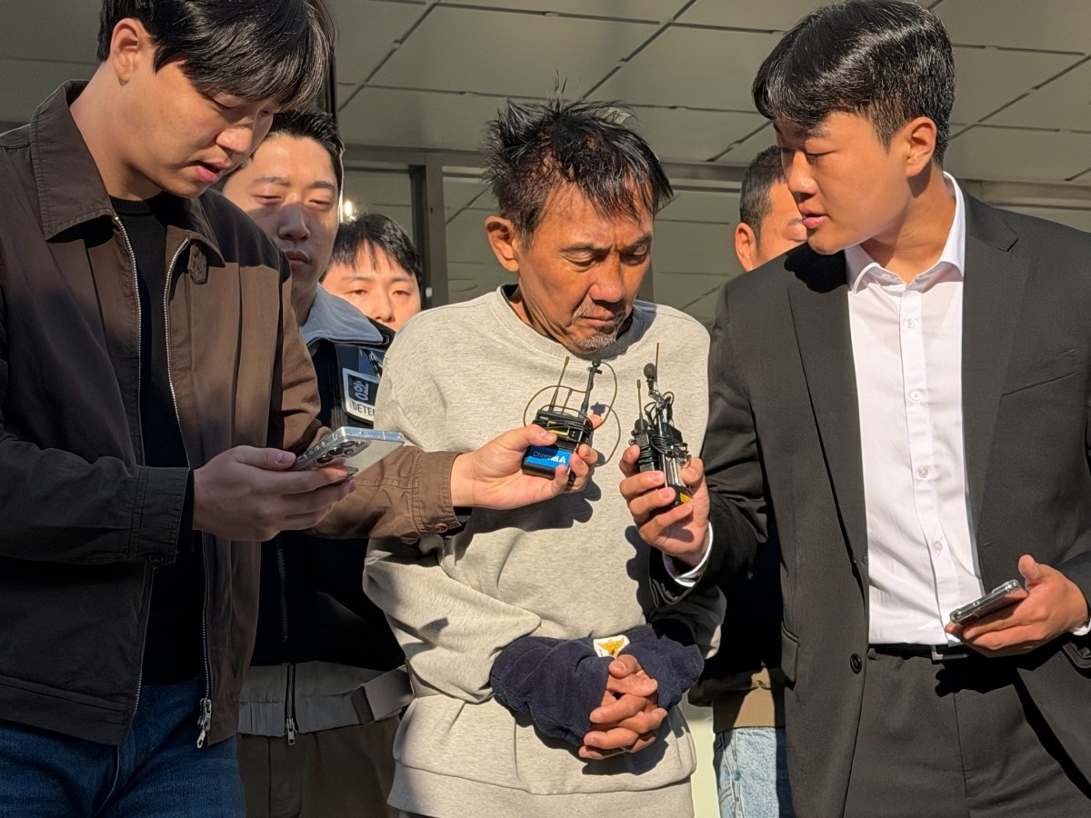일 오전 8시 20분쯤 인천 남동경찰서 앞에서 모습을 드러낸 최충락. 인천 남동경찰서는 살인미수 혐의로 구속한 최충락을 이날 인천지방공소청에 송치했다. / 뉴스1