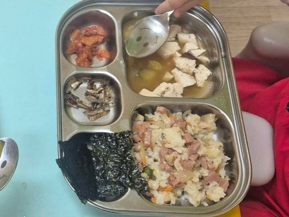 작성자 A 씨의 게시글에 공유된 어린이집 급식 식판 사진. 조미김과 멸치, 빨간 김치, 햄 볶음밥 등이 담겨 있다. / 스레드 캡처