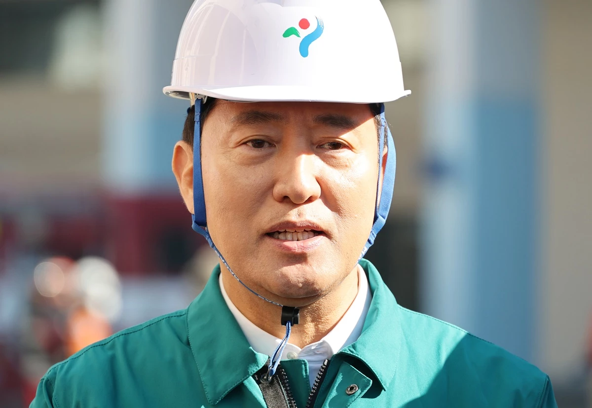 오세훈 서울시장이 22일 서울 양천구 목동종합운동경기장에서 열린 2026년 하반기 재난 대응 안전한국훈련을 마친 뒤 취재진에게 발언하고 있다. 기사 이해를 돕기 위한 자료 사진. 서울고법 형사7부(구회근 부장판사)는 23일 오후 2시 오 시장의 정치자금법 위반 혐의 선고공판을 연다. 오 시장은 2021년 4·7 서울시장 보궐선거를 앞두고 정치브로커 명태균 씨로부터 모두 10차례에 걸쳐 여론조사 결과를 받아보고 오랜 후원자로 알려진 사업가 김모 씨에게 비용 3300만 원을 대신 내게 한 혐의를 받고 있다. / 연합뉴스