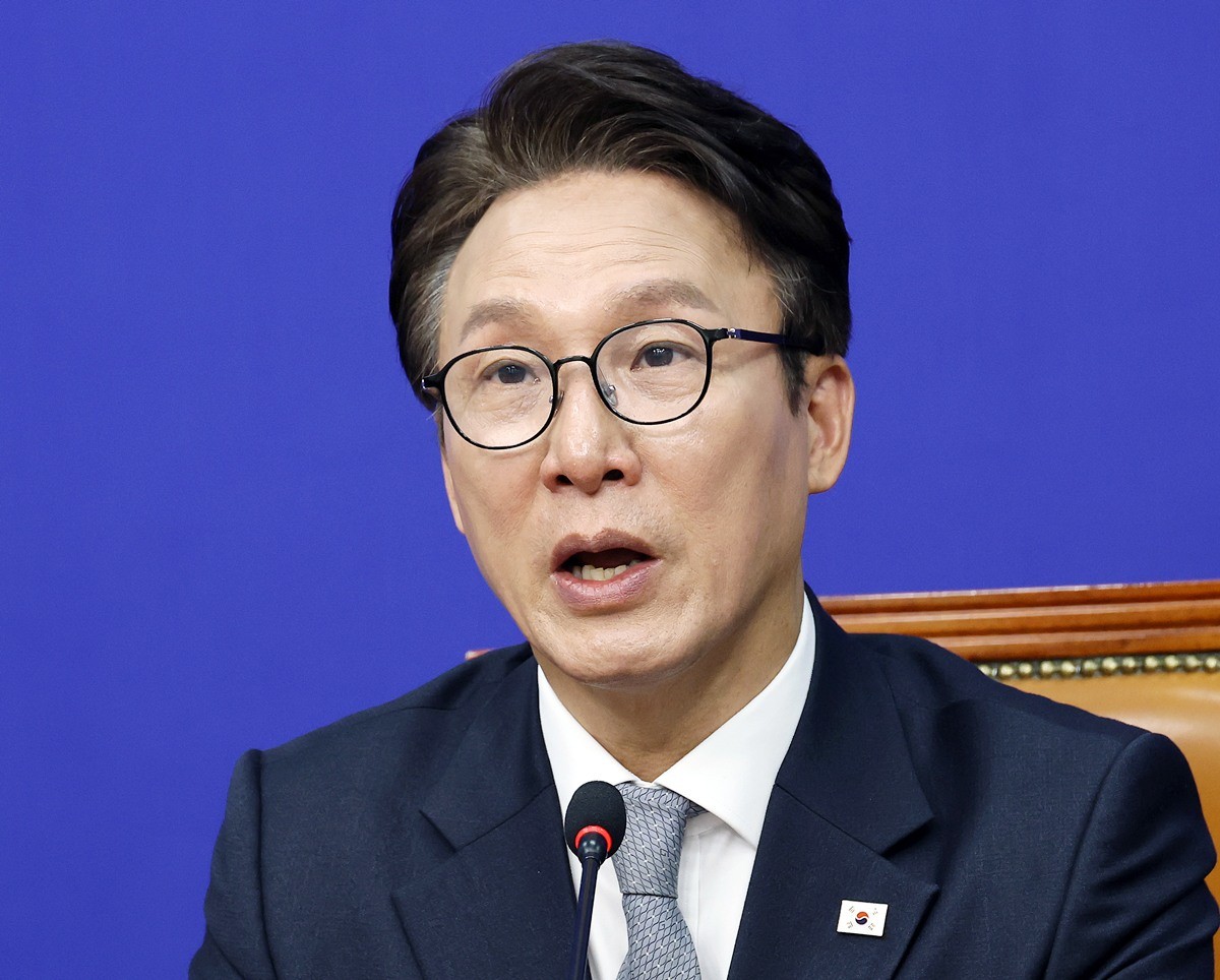 김민석 더불어민주당 대표. 기사 이해를 돕기 위한 자료 사진. 김 대표는 오세훈 서울시장의 정치자금법 위반 혐의 항소심 판결이 선고되는 '1심 유죄(선고)가 바뀔 정황을 발견하지 못하고 있기 때문에 그대로(1심 판결대로) 가는 게 아닐까에 더 무게를 두고 있다'라고 밝혔다. 김 대표는 23일 민주당 유튜브 방송 '민티 07' 인터뷰에서 '법리적으로 따지기 전에 그대로 (1심 판결이) 유지된다고 보고 마음의 준비는 하고 있다'라며 이렇게 말했다. / 연합뉴스