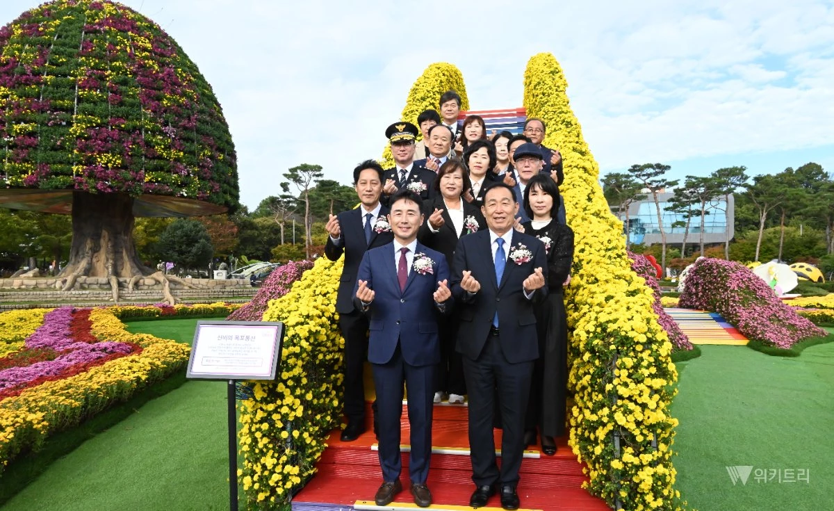 함평군은 23일 오전 함평엑스포공원 중앙광장에서 ‘2026 대한민국 국향대전’ 개장식을 열고 본격적인 축제의 시작을 알렸다.이남오 함평구수 등 참석자들이 기념촬영을 하고있다. / 노해섭 기자