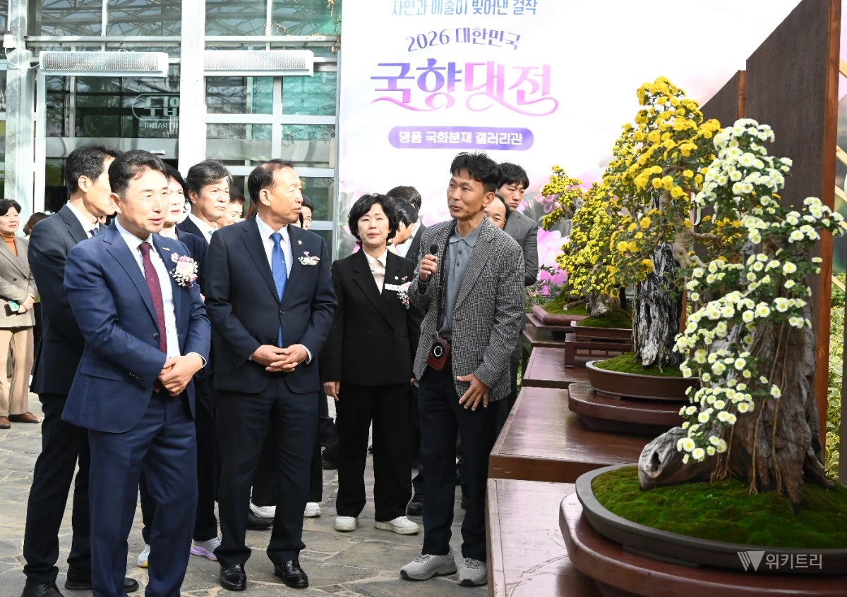 함평군은 23일 오전 함평엑스포공원 중앙광장에서 ‘2026 대한민국 국향대전’ 개장식을 열고 본격적인 축제의 시작을 알렸다.이남오 함평군수등 참석자들이 명품국화를 관람하고있다. / 노해섭 기자