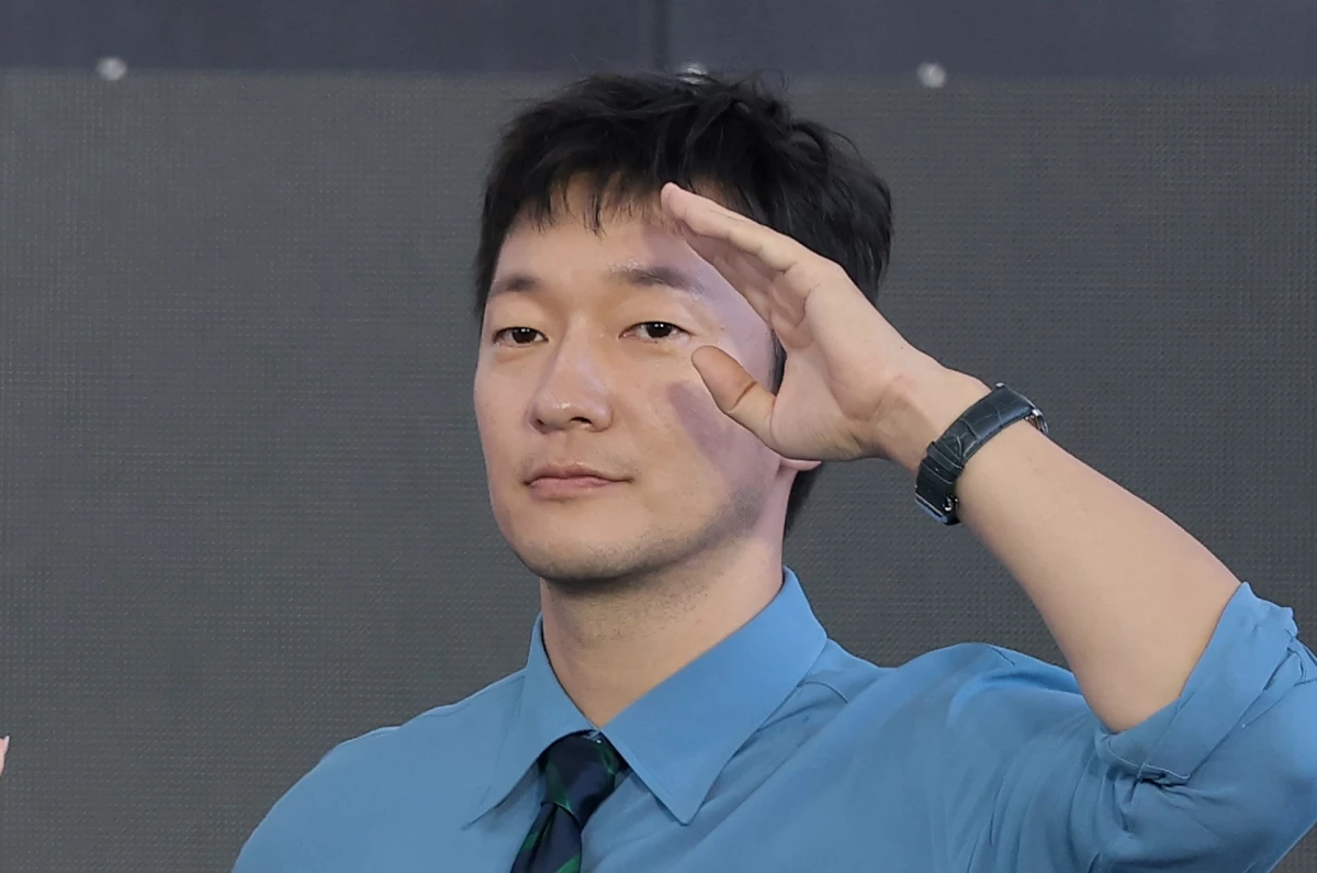 배우 손석구가 지난 7일 부산 해운대구 영화의전당 야외무대에서 열린 영화 ‘베드포드 파크’ 무대 인사에서 인사를 하고 있다. / 뉴스1