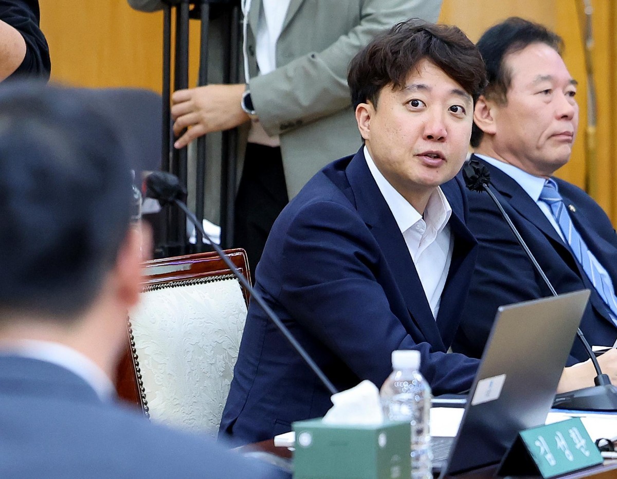 이준석 개혁신당(경기 화성시을) 의원이 16일 대구 중구 한국은행 대구경북본부에서 열린 국회 재정경제기획위원회의 동북·동남지방데이터청, 부산·대구지방국세청, 부산·대구본부세관, 한국은행 부산·경남·울산·대구경북·포항본부에 대한 2026년도 국정감사에서 질의하고 있다. / 뉴스1