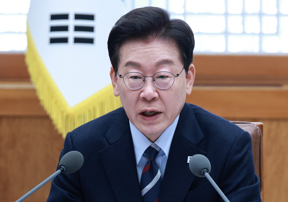 이재명 대통령이 23일 청와대에서 열린 초안전사회 범정부 대응 회의에서 발언을 하고 있다. 기사 이해를 돕기 위한 자료 사진.  이 대통령 직무수행에 대한 긍정 평가가 40%를 기록했다는 여론조사 결과가 23일 발표됐다. 한국갤럽이 지난 20~22일 전국 만 18세 이상 1001명을 대상으로 조사한 결과를 공개했다. 조사 결과에 따르면 이 대통령 직무수행에 대한 긍정 평가는 40%로 전주보다 1%포인트(p) 상승했다. 부정 평가는 50%로 조사됐다. / 뉴스1