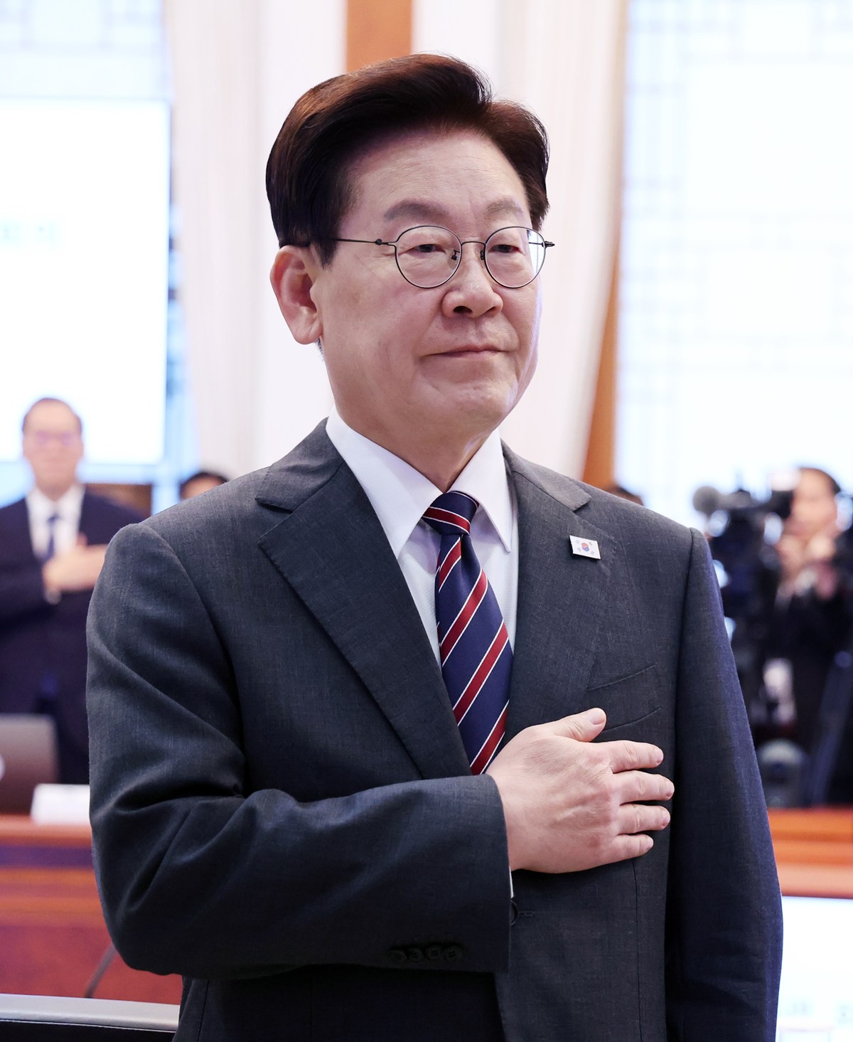 이재명 대통령이 22일 청와대에서 열린 수석보좌관회의에서 국민의례를 하고 있다. 기사 이해를 돕기 위한 자료 사진. 이 대통령 직무수행에 대한 긍정 평가가 40%를 기록했다는 여론조사 결과가 23일 발표됐다. 한국갤럽이 지난 20~22일 전국 만 18세 이상 1001명을 대상으로 조사한 결과를 공개했다. 조사 결과에 따르면 이 대통령 직무수행에 대한 긍정 평가는 40%로 전주보다 1%포인트(p) 상승했다. 부정 평가는 50%로 조사됐다. / 뉴스1