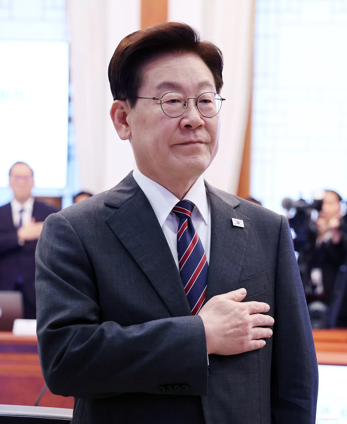 이재명 대통령이 22일 청와대에서 열린 수석보좌관회의에서 국민의례를 하고 있다. 기사 이해를 돕기 위한 자료 사진. 이 대통령 직무수행에 대한 긍정 평가가 40%를 기록했다는 여론조사 결과가 23일 발표됐다. 한국갤럽이 지난 20~22일 전국 만 18세 이상 1001명을 대상으로 조사한 결과를 공개했다. 조사 결과에 따르면 이 대통령 직무수행에 대한 긍정 평가는 40%로 전주보다 1%포인트(p) 상승했다. 부정 평가는 50%로 조사됐다. / 뉴스1