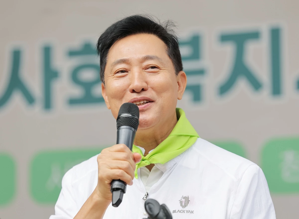 오세훈 서울시장이 서울 서대문구 안산에서 열린 서울시사회복지사 등반대회에 참석해 축사를 하고 있다. 기사 이해를 돕기 위한 자료 사진 / 연합뉴스