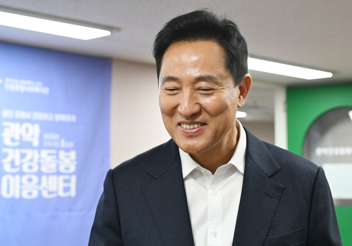 오세훈 서울시장이 서울 관악구 관악건강돌봄이음센터에서 열린 서울시 통합돌봄 관계자 현장 간담회에 앞서 시설을 둘러보고 있다. 기사 이해를 돕기 위한 자료 사진. 국민의힘은 오세훈 서울시장의 시장직 유지 여부가 달린 정치자금법 위반 혐의 항소심 판결이 선고되는 23일 무죄 판결을 기대했다. 최수진 원내수석대변인은 이날 논평에서 '오늘 선고되는 오 시장의 항소심 판결은 잘못된 1심 결과를 바로잡아야 한다'라며 '추측과 엇갈리는 진술에 의존했던 1심에서 벗어나, 이번에는 오직 명백한 증거와 엄정한 법에 따라 공정한 판단이 내려지길 기대한다'라고 밝혔다. / 뉴스1