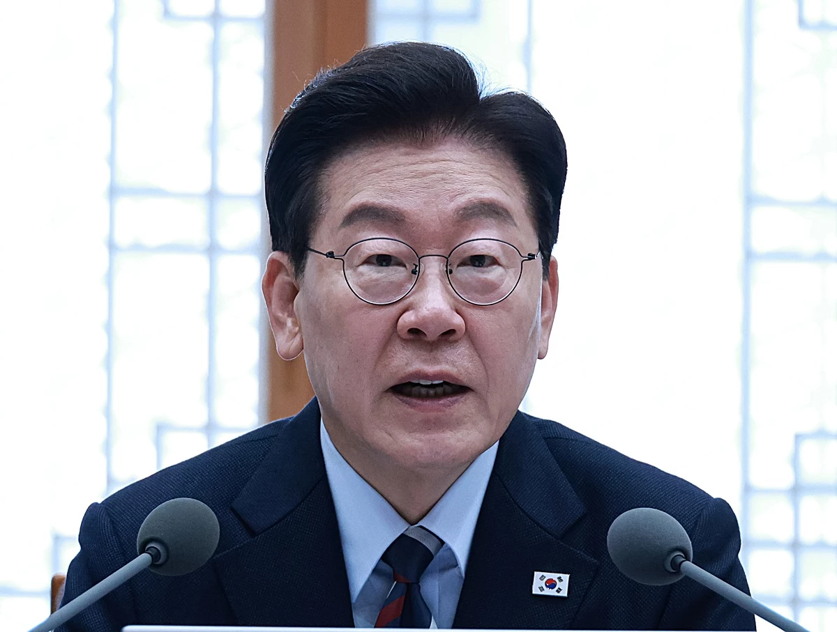 이재명 대통령은 '강력범죄에 대해서는 전쟁을 선포한다는 각오로 임해야 한다'라며 '위험 신호를 조기 포착하는 시스템을 마련하는 등 사후대응을 넘어 사전예방 체제로 대대적인 전환을 해야 한다'라고 강조했다. 이 대통령은 23일 청와대에서 주재한 '초안전사회 범정부 대응 회의' 모두발언에서 '국민의 생명과 안전을 지키는 것은 국가의 가장 기본적 책무'라며 이렇게 말했다. / 뉴스1