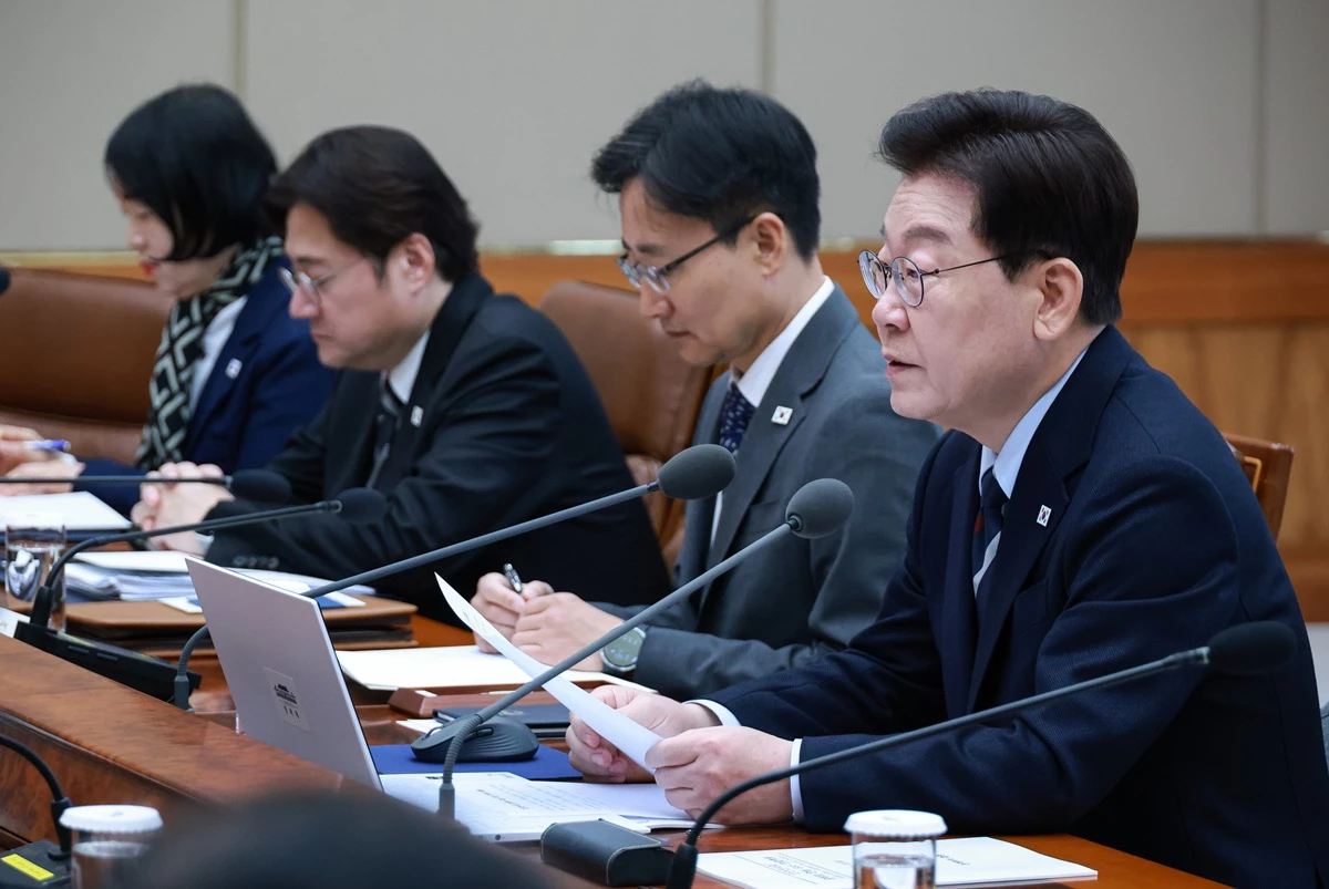 이재명 대통령은 '강력범죄에 대해서는 전쟁을 선포한다는 각오로 임해야 한다'라며 '위험 신호를 조기 포착하는 시스템을 마련하는 등 사후대응을 넘어 사전예방 체제로 대대적인 전환을 해야 한다'라고 강조했다. 이 대통령은 23일 청와대에서 주재한 '초안전사회 범정부 대응 회의' 모두발언에서 '국민의 생명과 안전을 지키는 것은 국가의 가장 기본적 책무'라며 이렇게 말했다. / 뉴스1