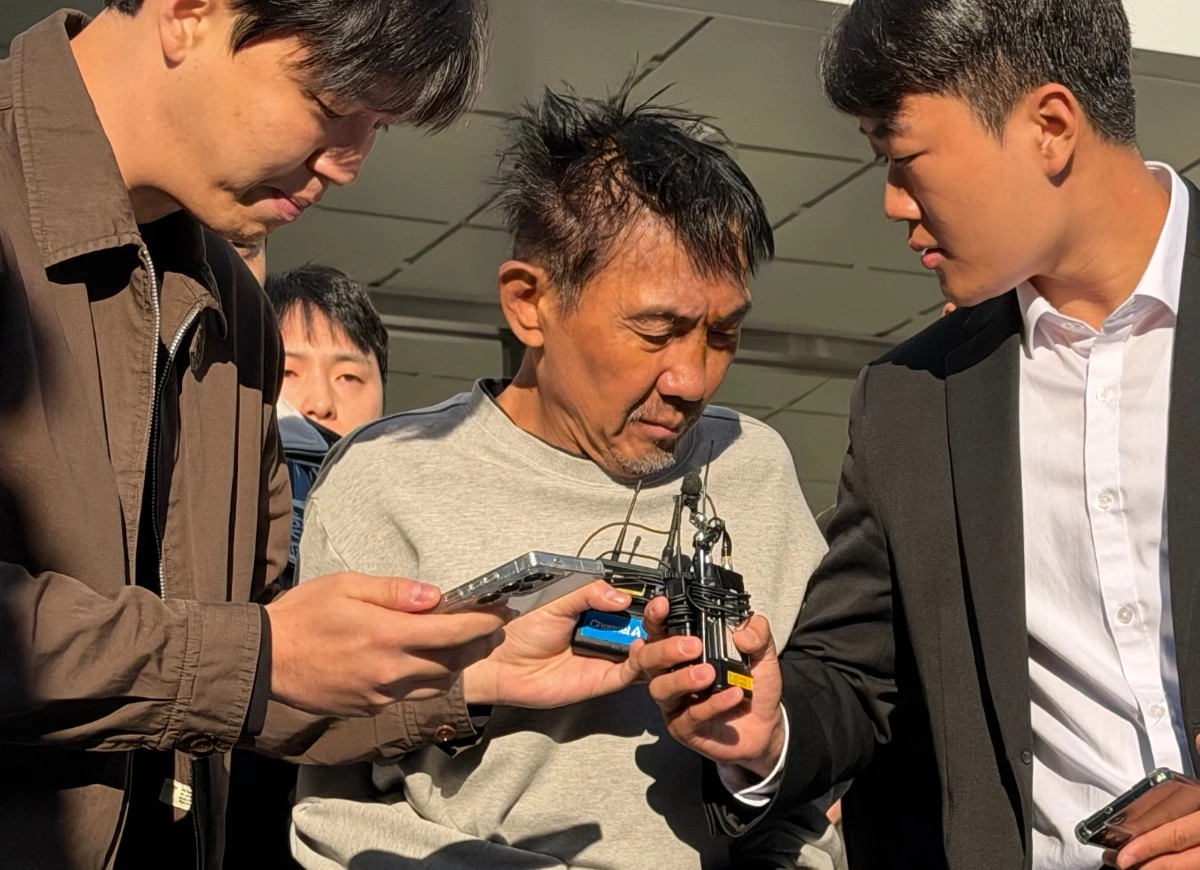 인천 대형 상업시설에서 흉기난동을 벌여 살인미수 혐의로 구속된 최충락이 23일 오전 인천 남동경찰서에서 인천지방공소청으로 송치되고 있다. / 뉴스1